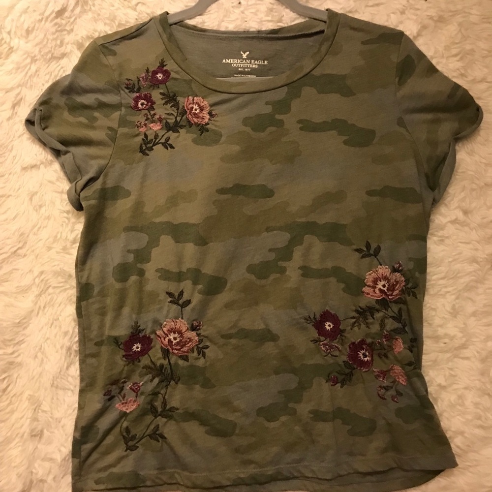 American Eagle camo embroidered tee